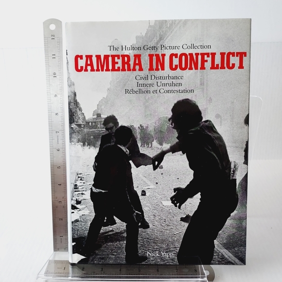 •Camera in Conflict - The Hulton Getty Picture Collection by Nick Yapp - Picture 12 of 12